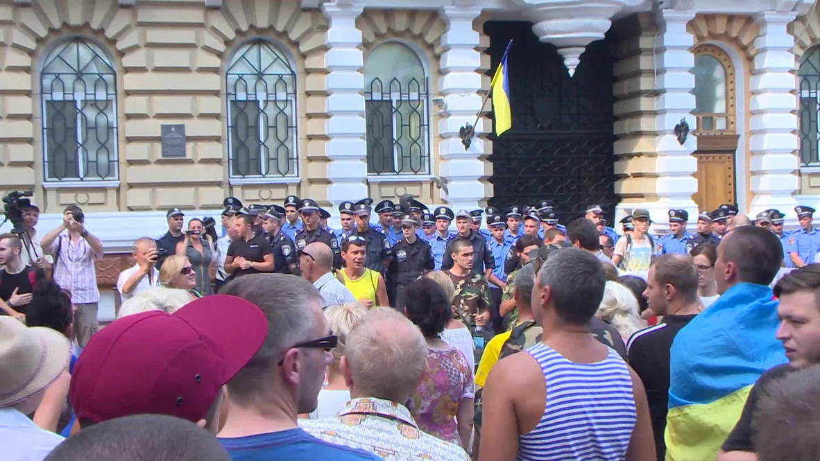 Ukraine: Right Sector protest at Interior Ministry following clashes