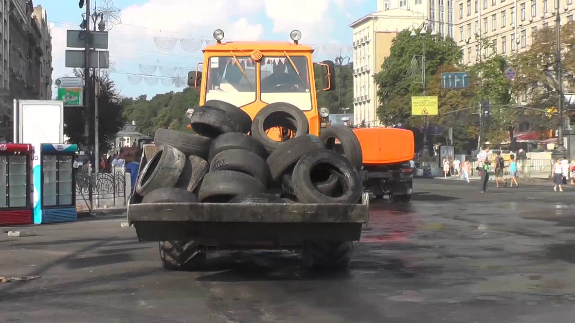 Ukraine: Tyres and barricades removed in Maidan sweep up