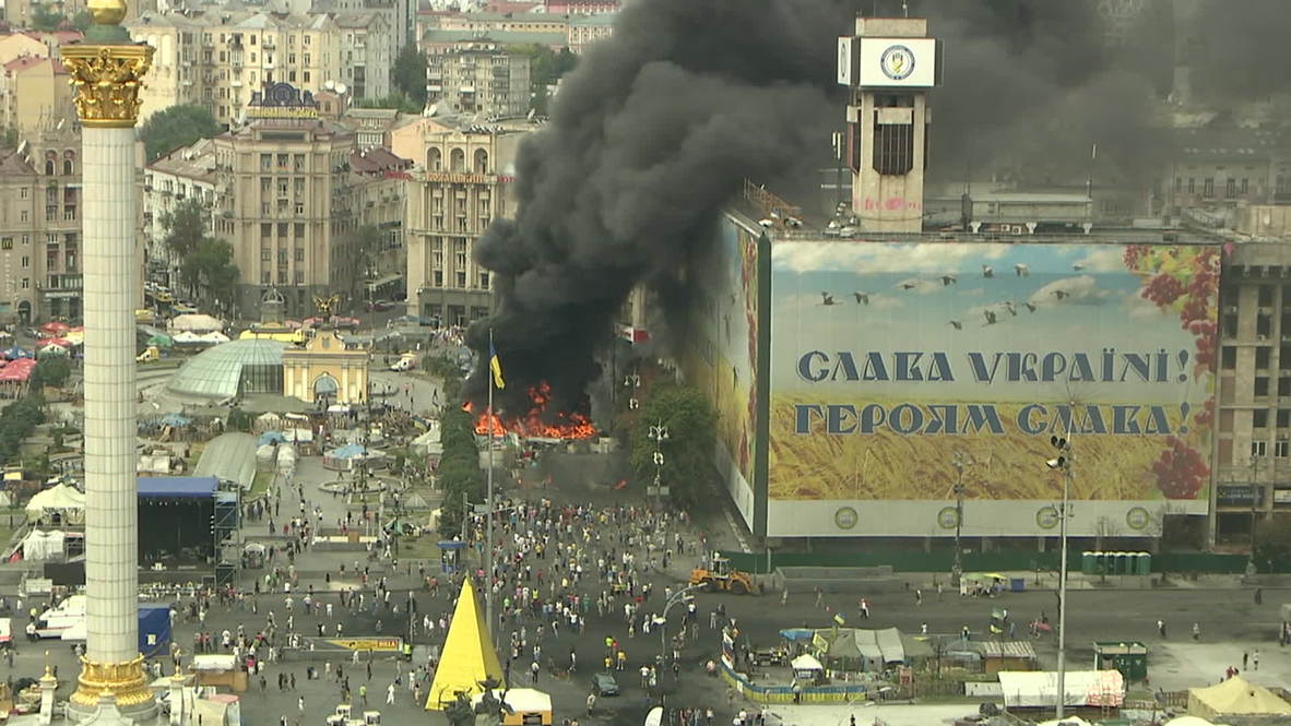 Ukraine: Black smoke engulfs Maidan as tyres burn