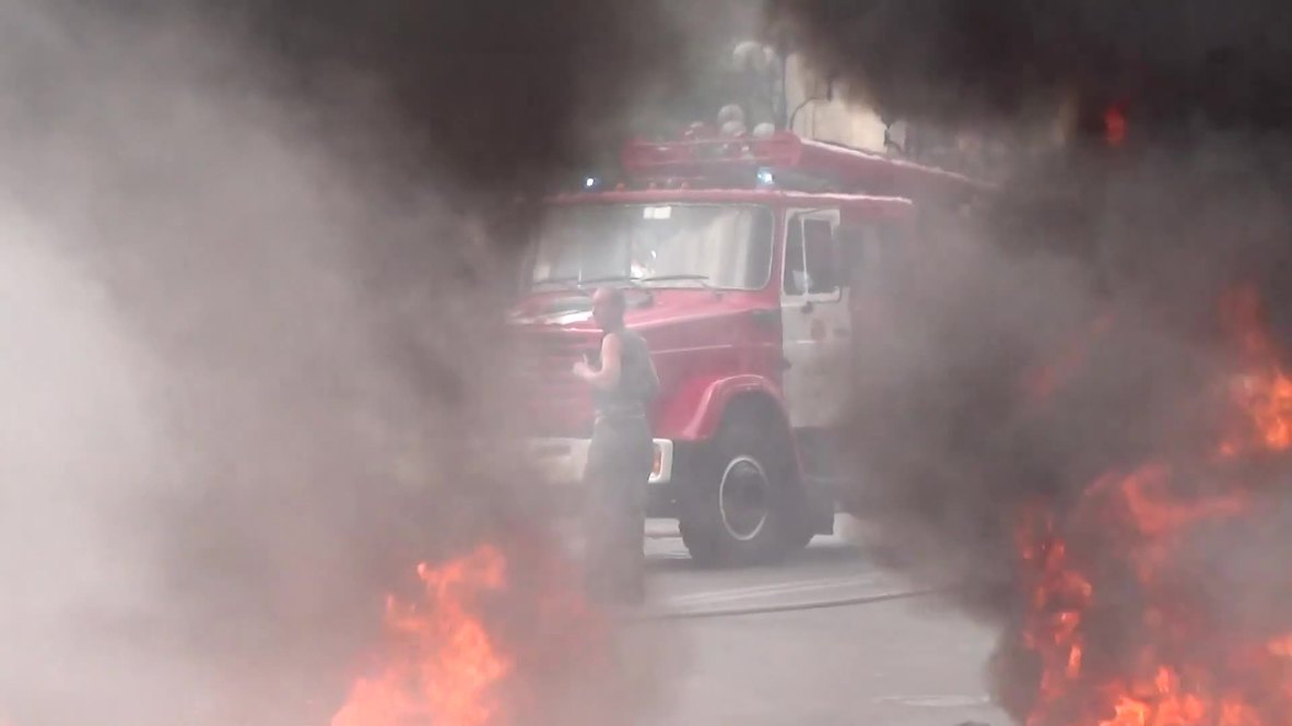 Ukraine: Armed man arrested as Maidan burns anew
