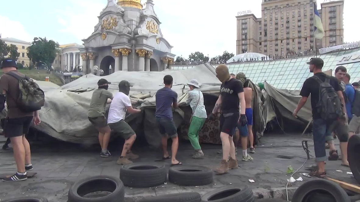 Ukraine: Maidan old guard return to tear down campsite