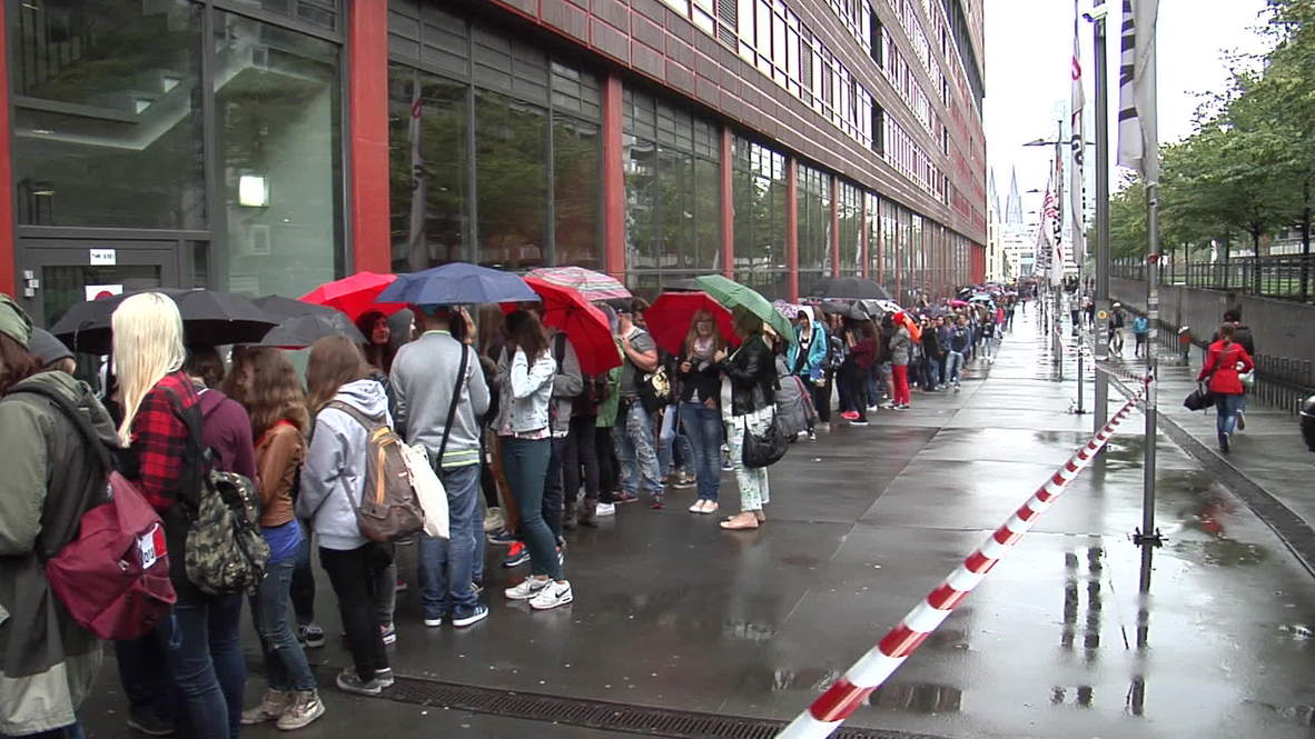 Germany: YouTube stars swarmed by fans in Cologne
