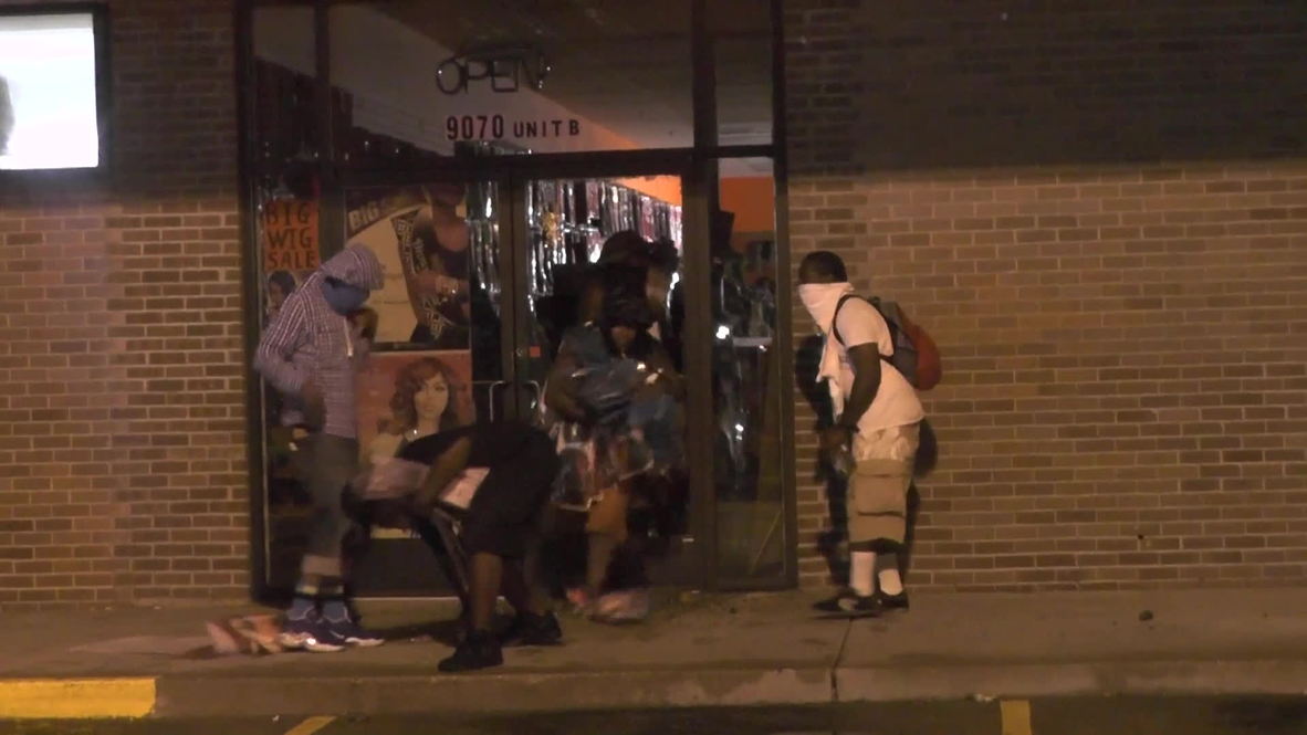 USA: Tear gas, Molotovs in Ferguson as tensions erupt