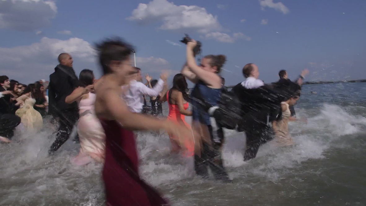 USA: See fancy-dressed beachgoers get all wet in NYC