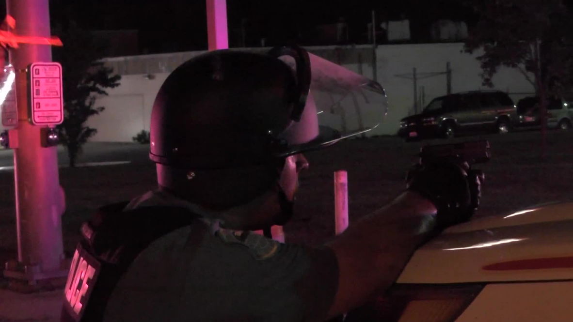 USA: Ferguson's police out in force as curfew kicks-in