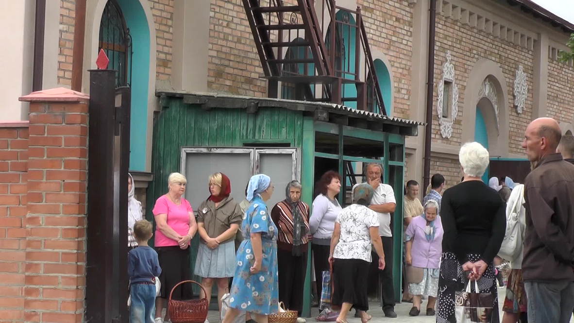 Ukraine: Donetsk locals and fighters bless apples despite shelling