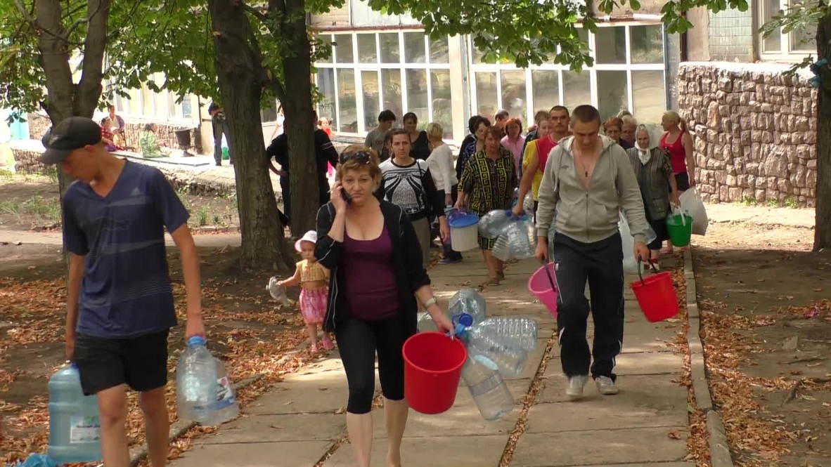 Ukraine: Donetsk locals queue for water after shelling cuts off supply