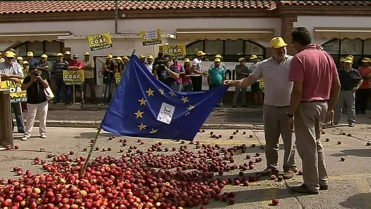 Spain: Embargo-hit farmers burn EU flag and rotting fruit over EC payout
