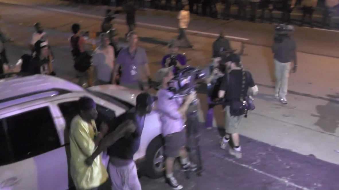 USA: Tensions high in Ferguson as security forces square off against protesters