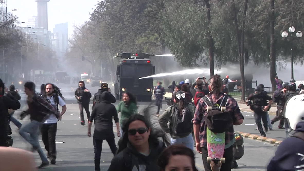 Chile: Police fire water cannons and tear gas at Santiago protesters