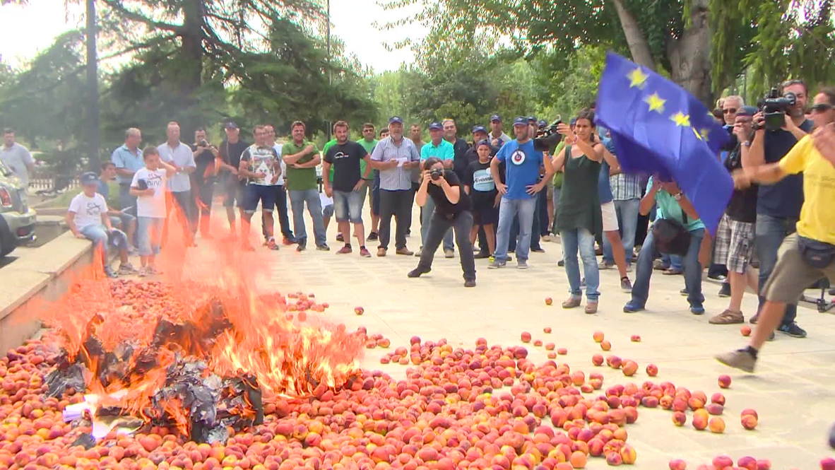Spain: See farmers burn EU flag on bonfire of peaches