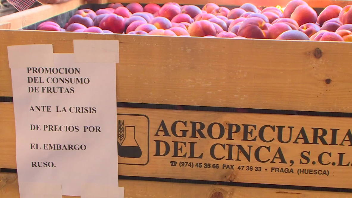 Spain: See mass fruit giveaway at anti-EU protest in Zaragoza