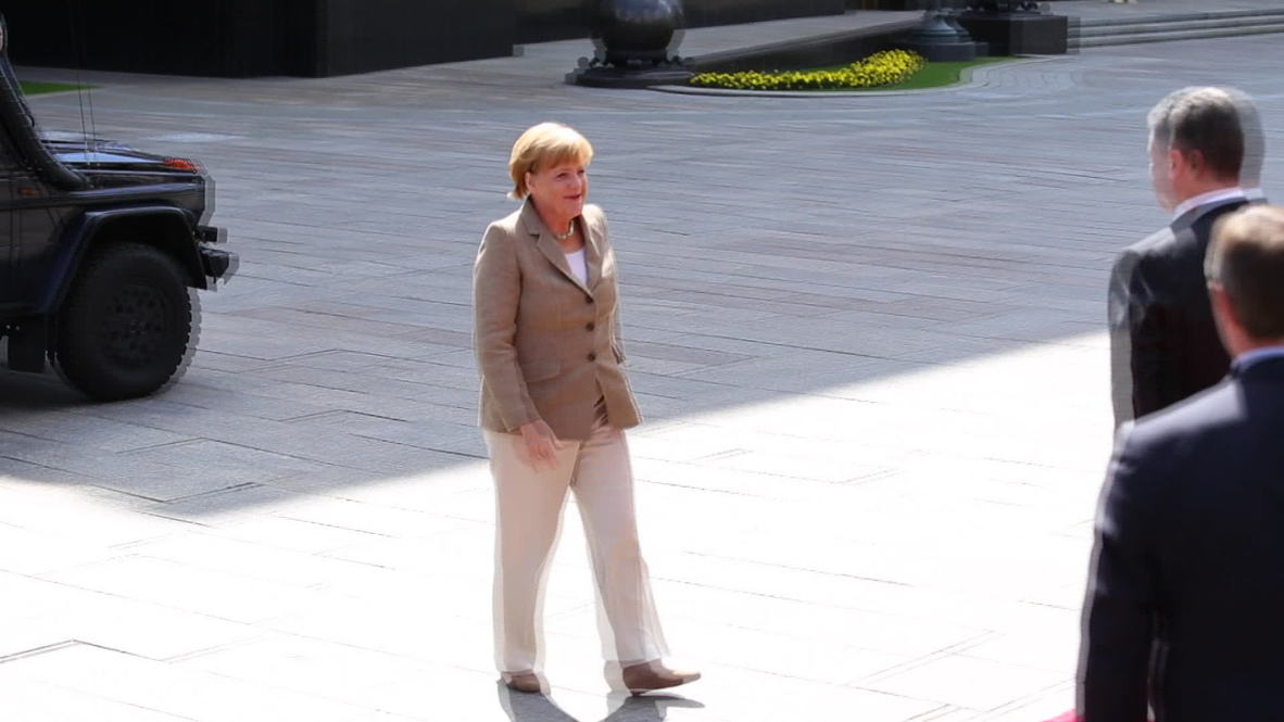 Ukraine: Poroshenko and Merkel hold Kiev talks