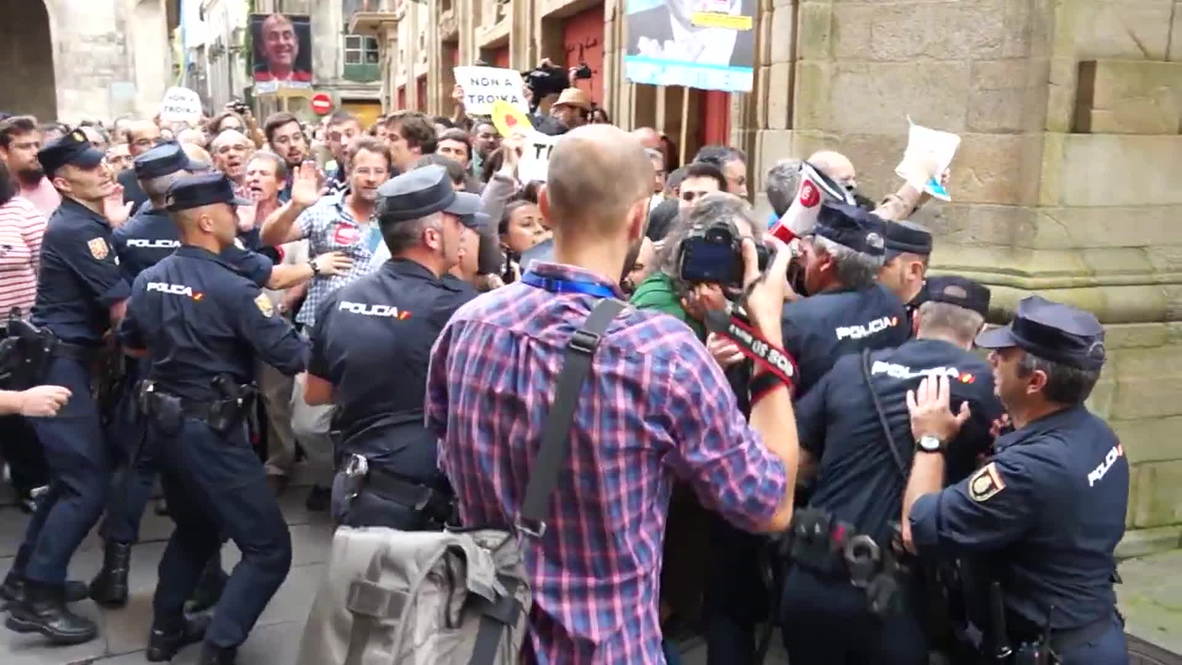 Spain: Watch police beat anti-Troika protesters as Merkel meets Rajoy - POOL