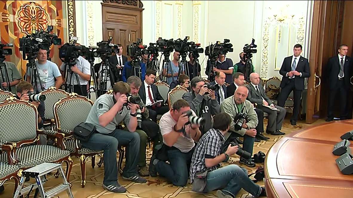 Ukraine: "Panic, and we might as well be arming our enemy" Poroshenko warns POOL
