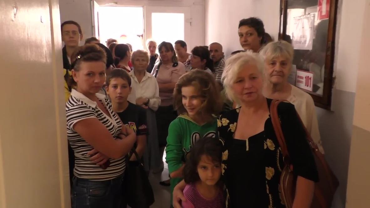 Ukraine: Donetsk's bomb-plagued residents queue for aid packages