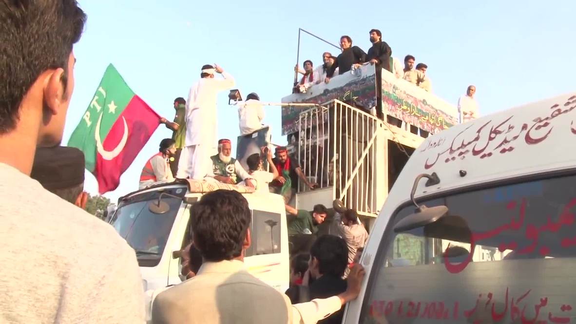 Pakistan: Imran Khan calls for people's "war" against government
