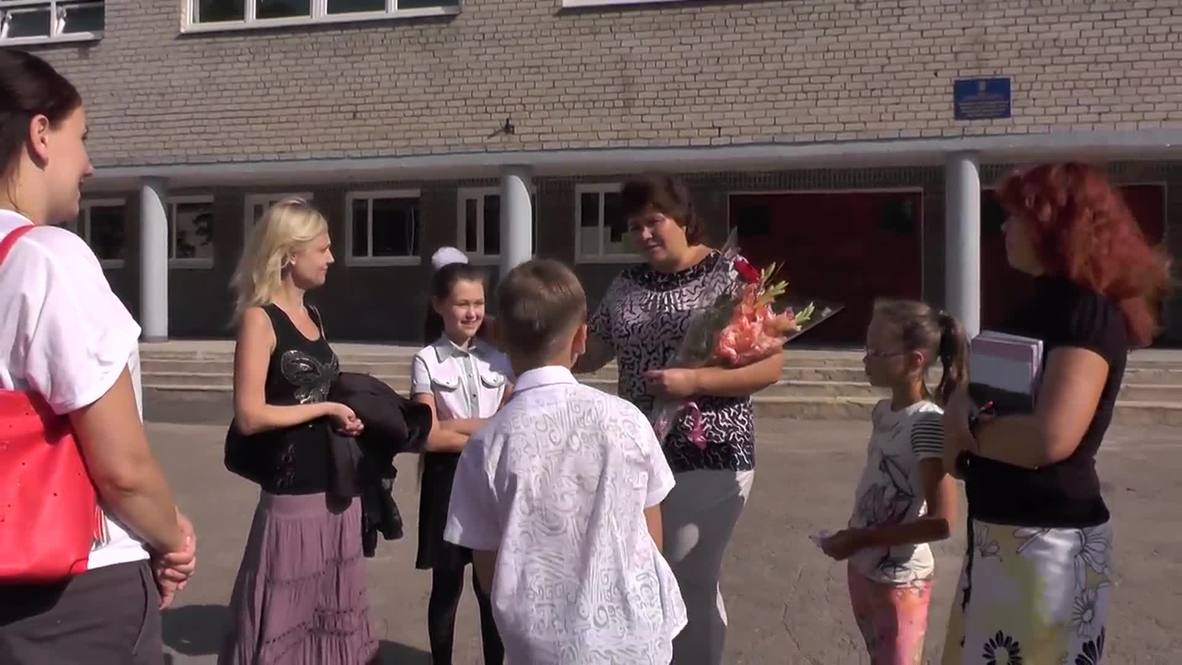 Ukraine: Donetsk pupils turned away from school in war-torn city