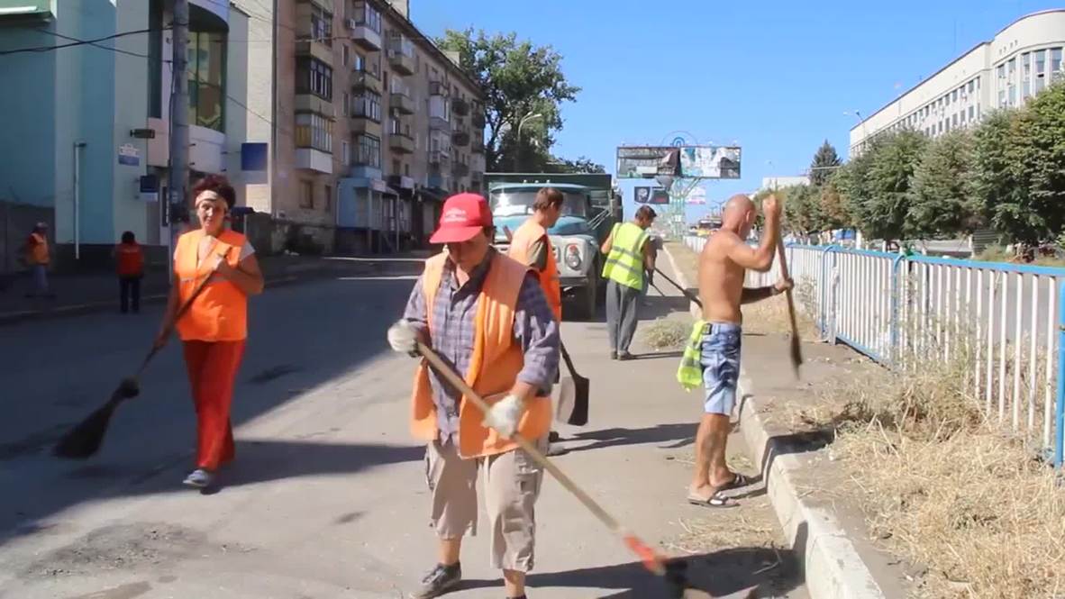 Ukraine: Lugansk locals clear up their streets as truce treaty holds