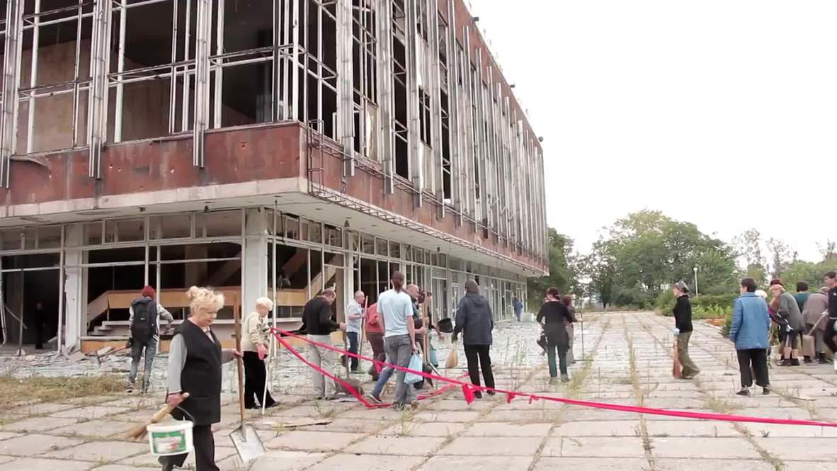 Ukraine: Donetsk bombing brings volunteers out in force