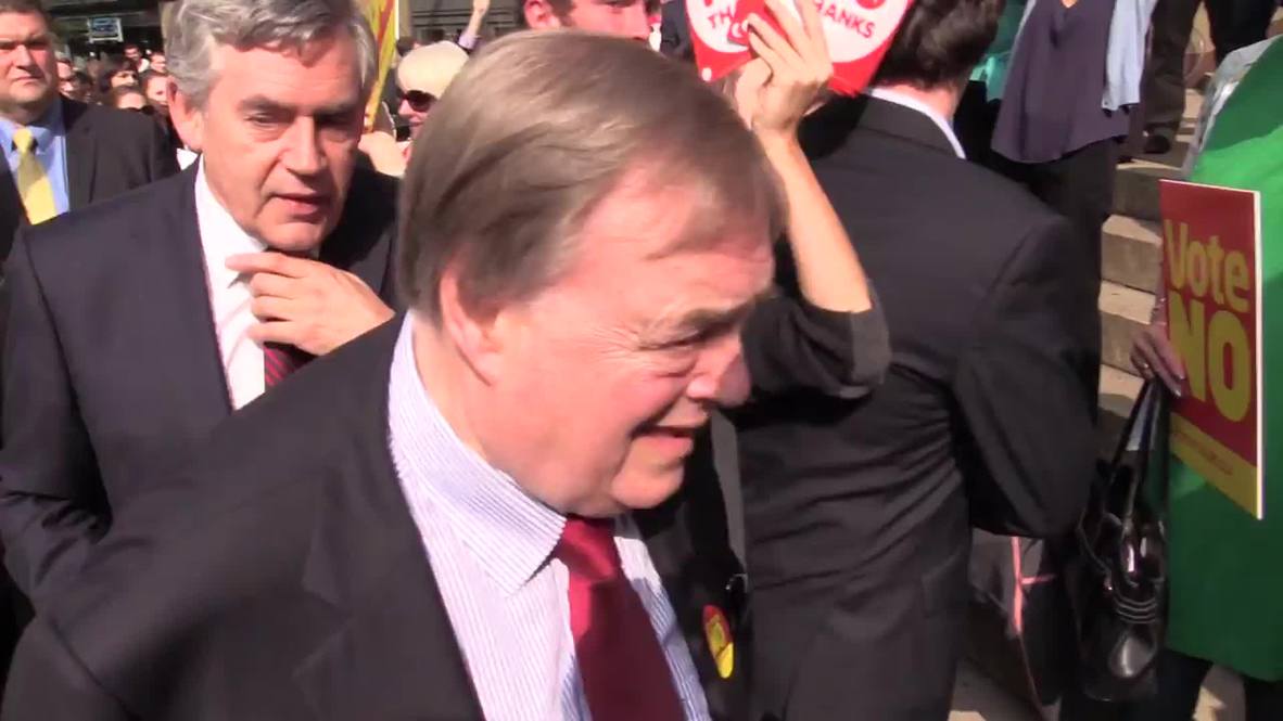UK: Watch Miliband co get photobombed at 'No Campaign' rally