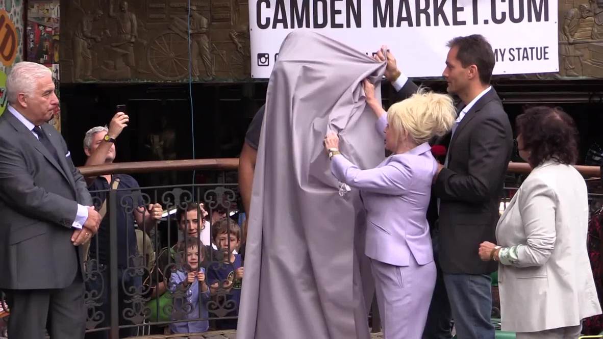 UK: Statue to ‘superb bird’ Amy Winehouse unveiled in London