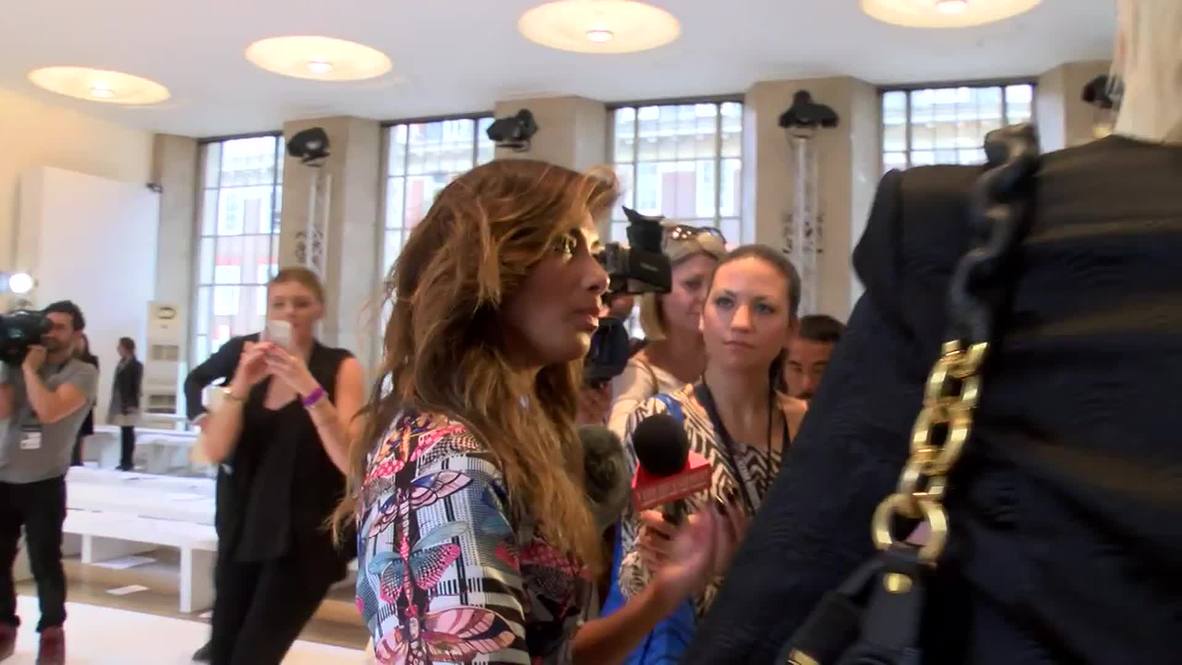UK: Fans take selfie-op with Scherzinger at LFW Temperly show