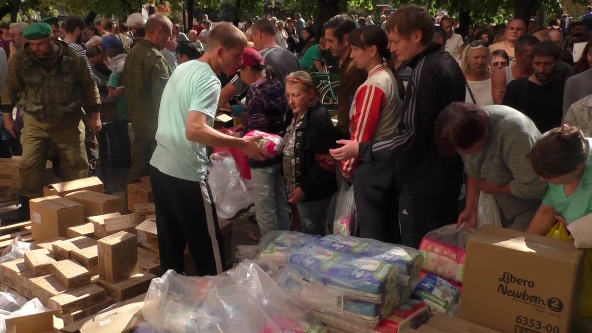 Ukraine: Hundreds queue for Russian humanitarian aid in Lugansk