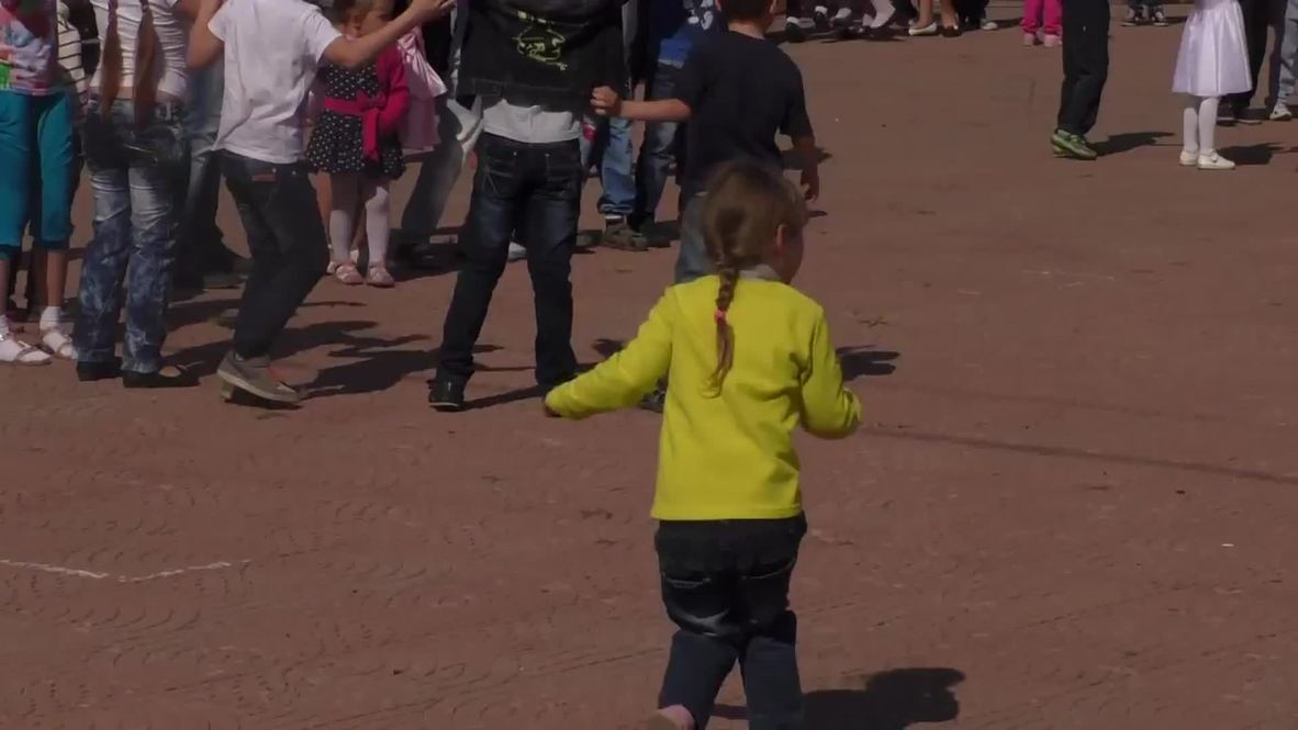Ukraine: Lugansk children commemorate victims in 'Day of the Town' festival