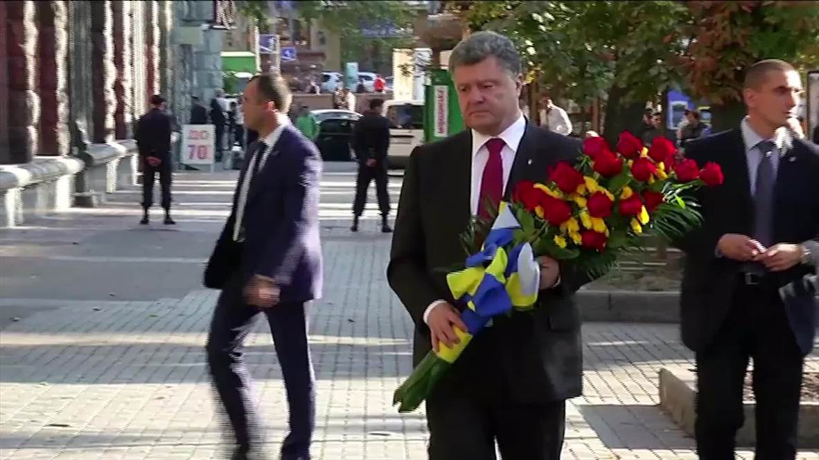Ukraine: Poroshenko promises peace as protests sweep Kiev