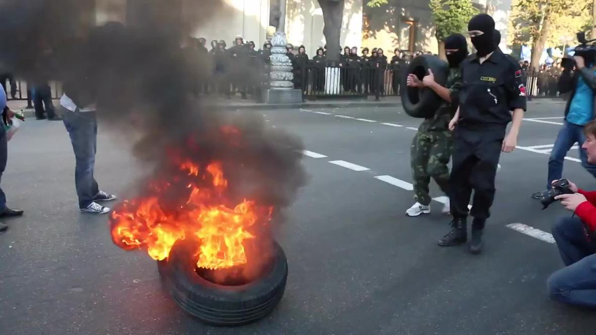 Ukraine: Fires erupt outside Rada as Right Sector violence escalates