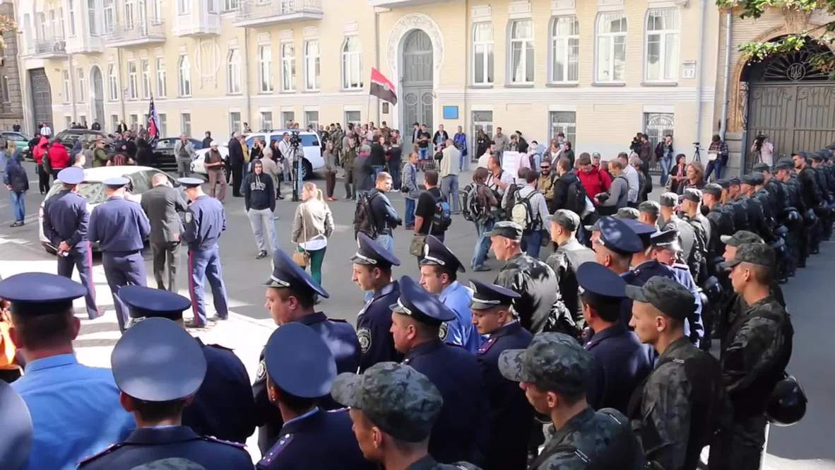 Ukraine: Right Sector stand ground in Kiev against autonomy law