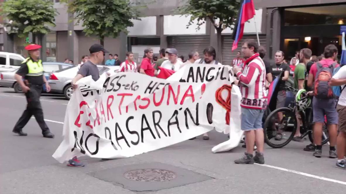 Spain: Athletic Bilbao fans rally for Donetsk People's Republic