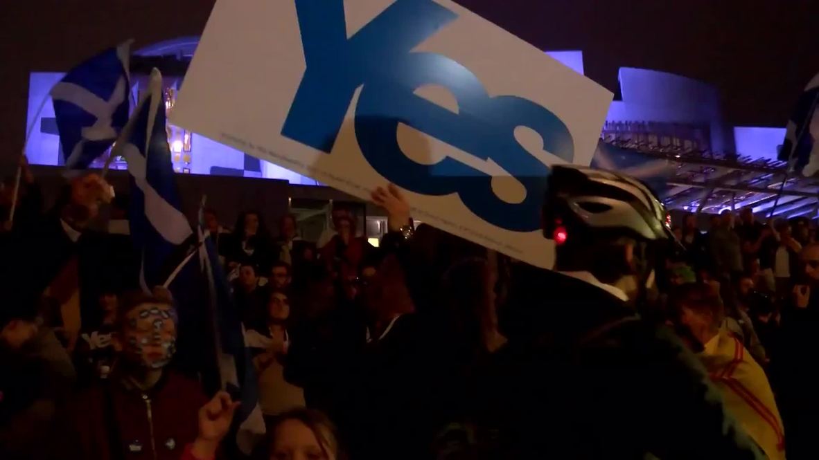 UK: 'Yes' campaigners rally outside Scottish Parliament