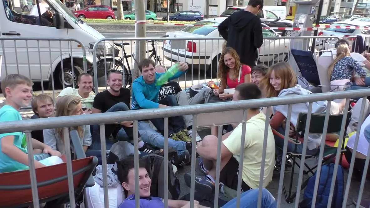 Germany: iPhone 6 fans queue for DAYS outside Berlin store