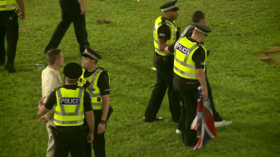 UK: See police clear unionists from Glasgow's George Square, arrests made