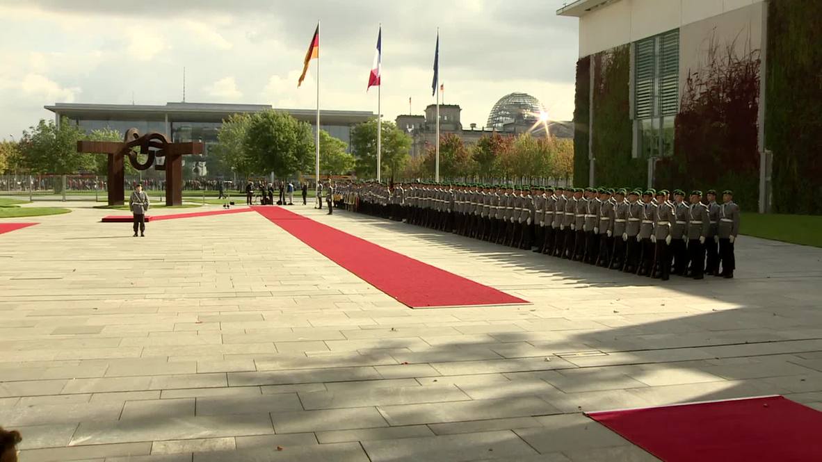 Germany: Merkel greets Valls in Berlin, praises German-French relations