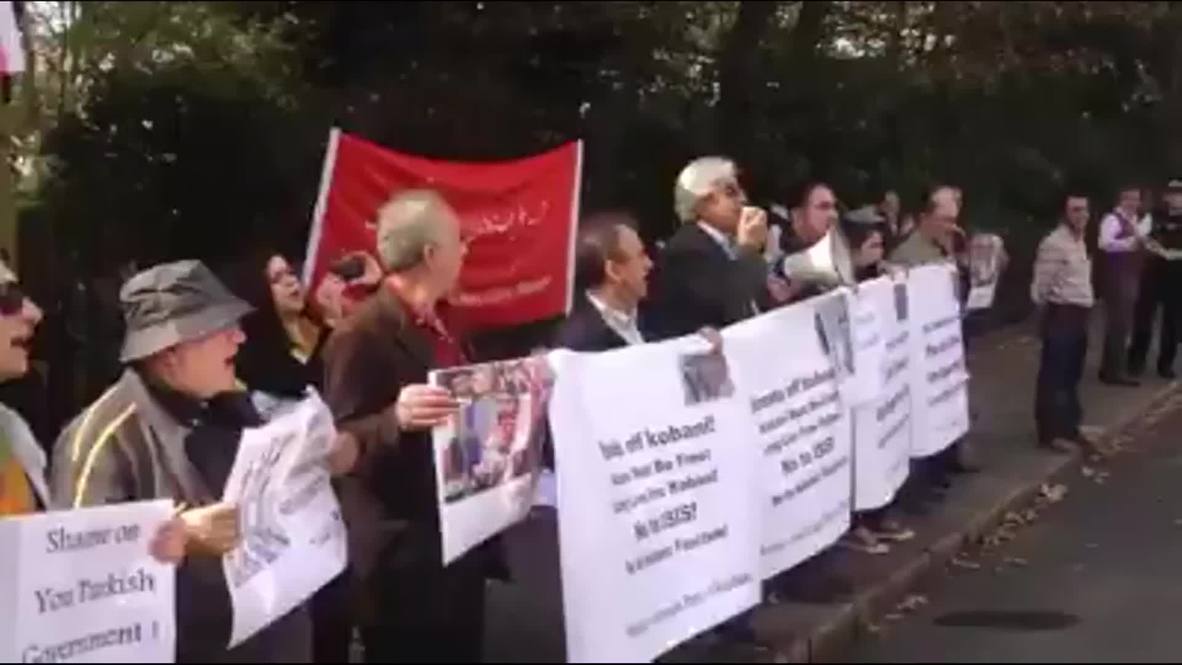 UK: Kurds hurl eggs at Turkish embassy during anti-ISIS demo