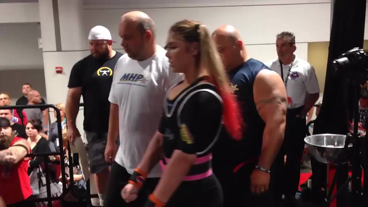 USA: Watch 15-year-old girl pump heavy iron, shatter record