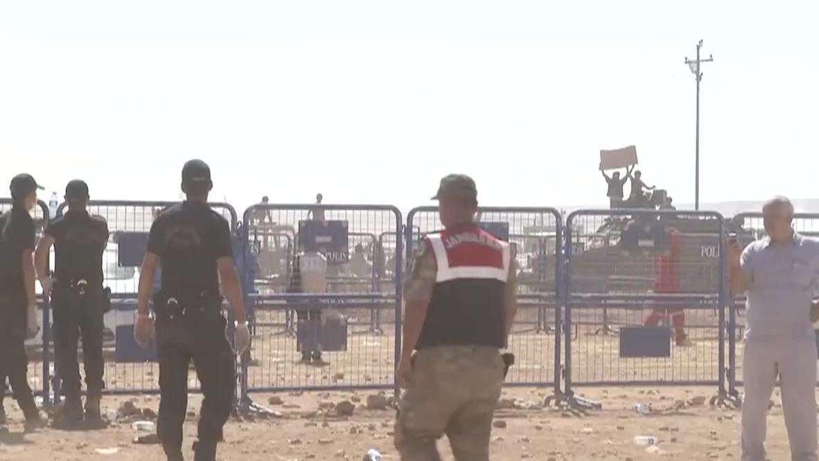 Turkey: US launch airstrikes on Syrian soil, thousands pour through border