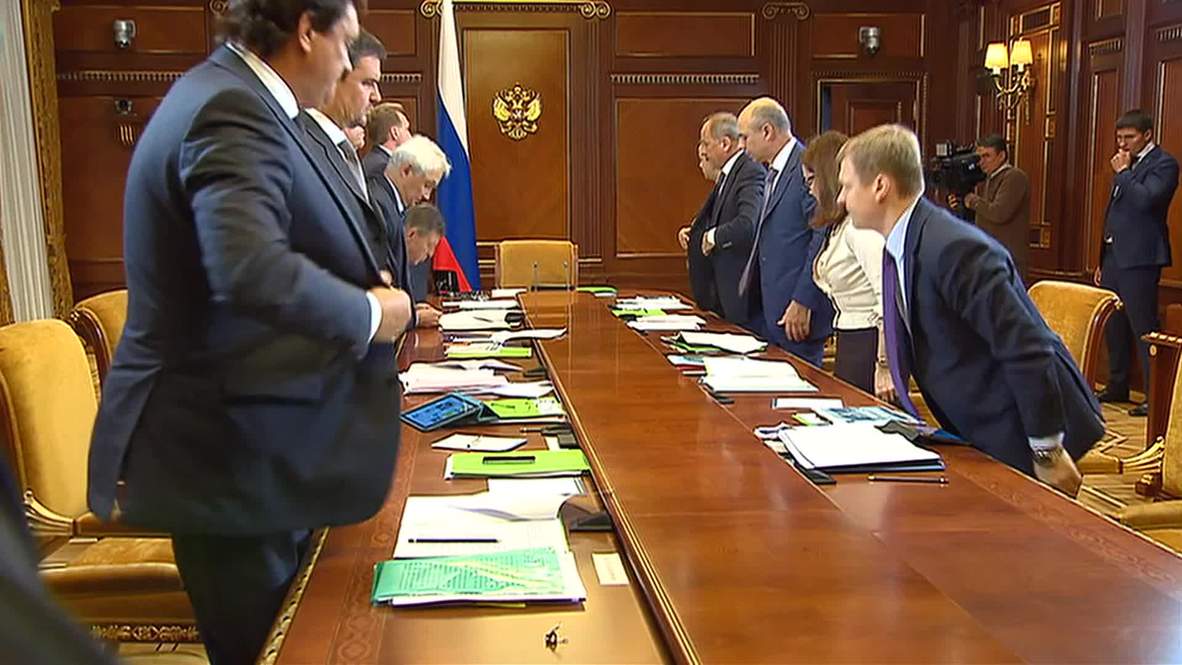 Russia: Medvedev meets sanction-hit bankers in Gorki
