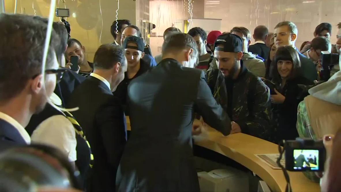 Russia: Moscow goes MENTAL at midnight iPhone 6 release