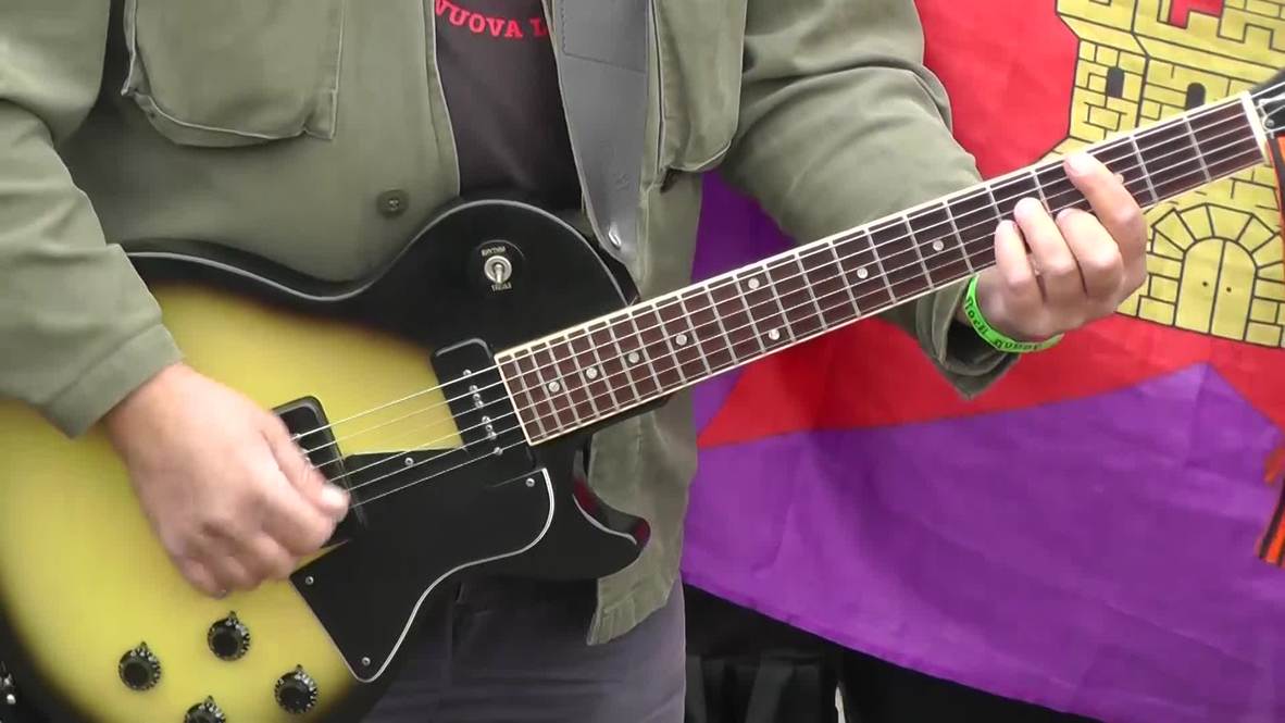 Russia: Italian antifa ska-punkers rock with Russian Communist Party