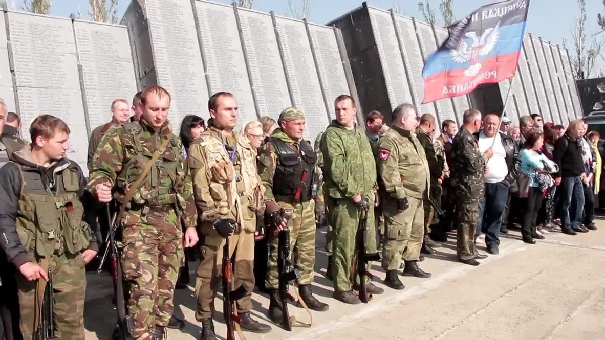 Ukraine: DNR fighters and Soviet soldiers buried at Saur Grave