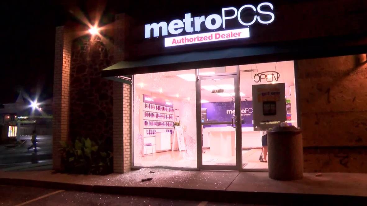 USA: Ferguson store smashed to pieces as unrest escalates