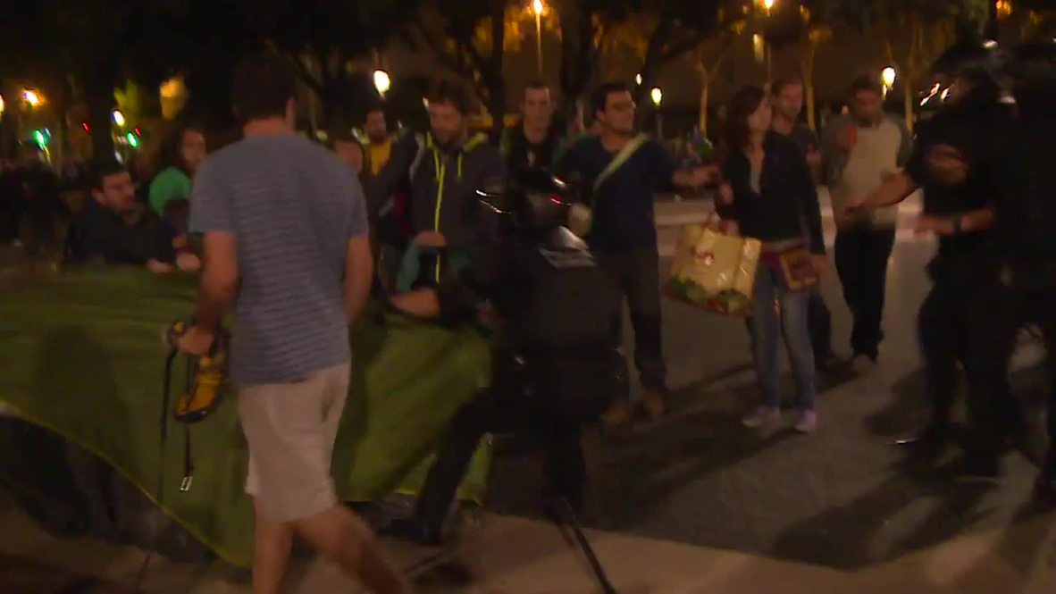 Spain: Watch Catalan protesters CLASH with police during protest camp eviction