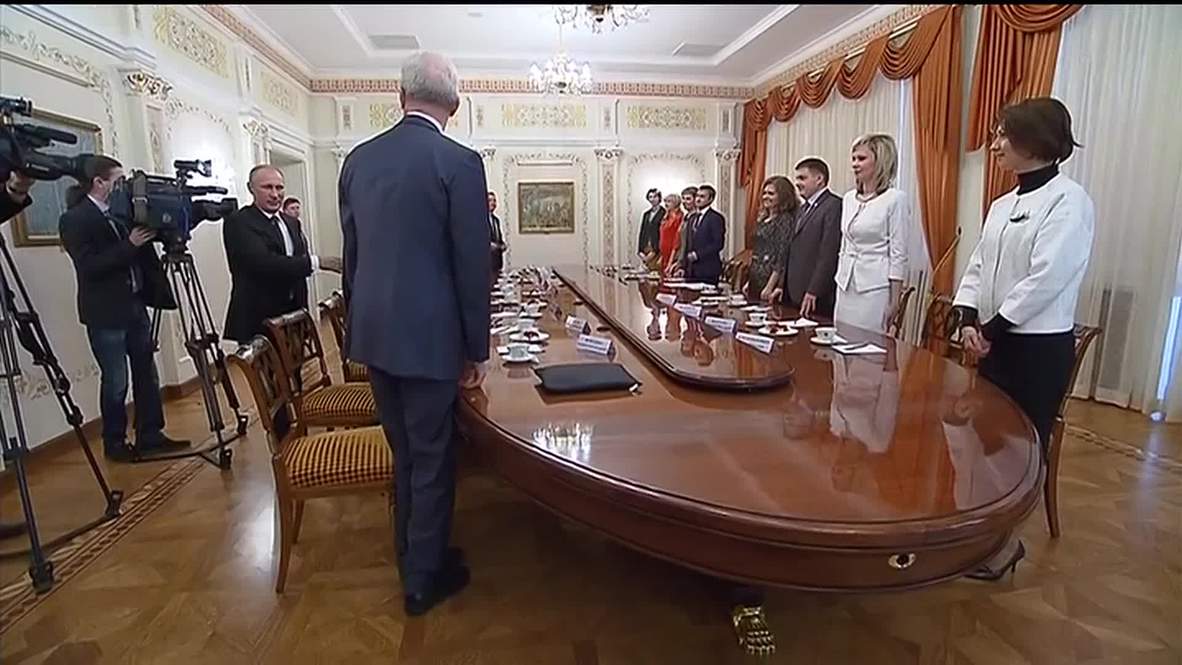 Russia: Putin meets Teacher of the Year finalists