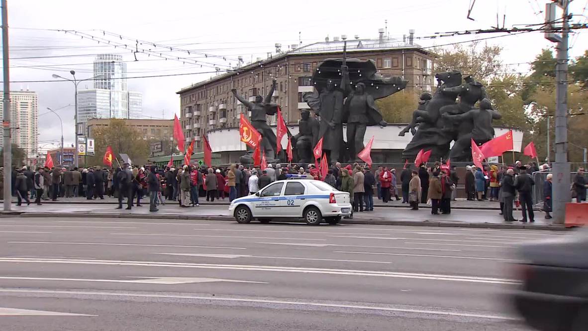 Russia: Communists march in memory of '93 White House victims