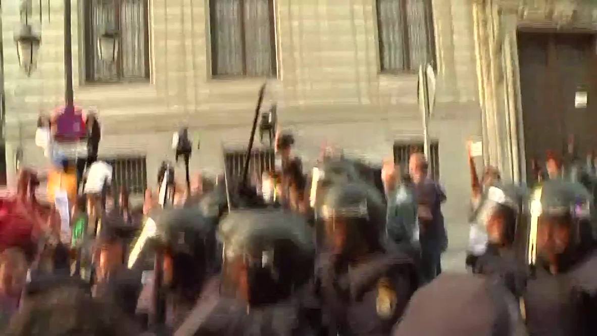 Spain: Police clash with anti-monarchy protesters in Madrid
