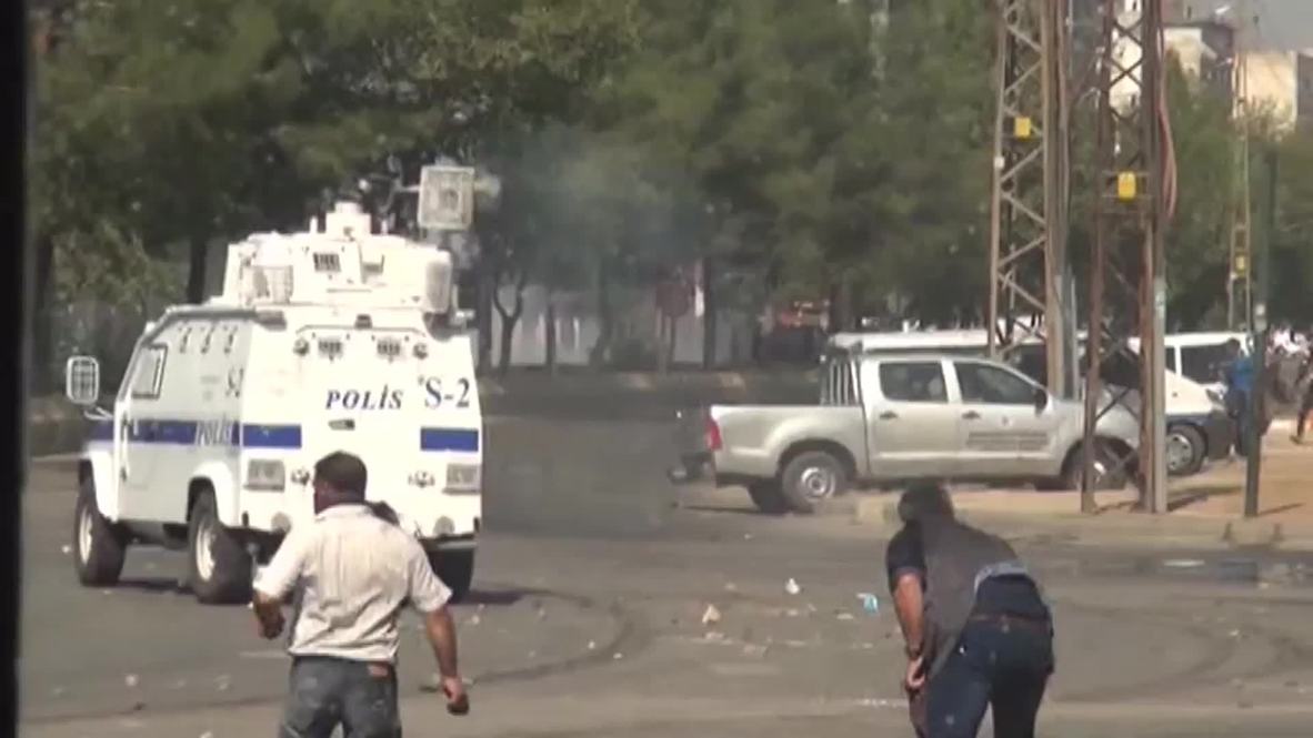 Turkey: Police clash with Kurdish protesters as IS advance